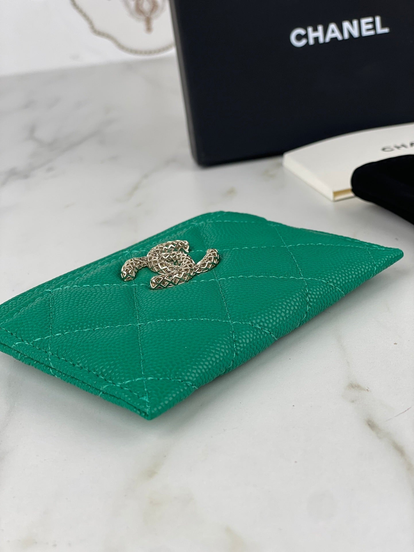 CHANEL CARD HOLDER 19.5 EMERALD GRAINED CALFSKIN GOLD ICON