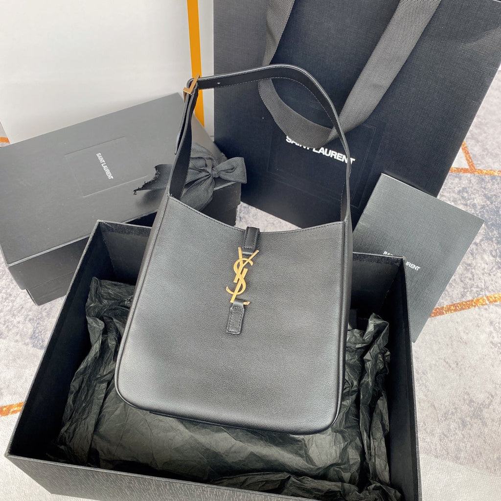 LE 5 À 7 SMALL SUPPLE 23 IN GRAY LAMBSKIN GOLD BUCKLE