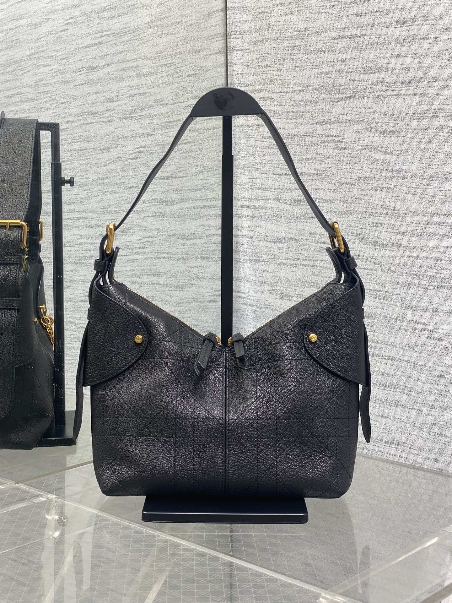 DIOR 25S SMALL VOYAGE BAG 23 IN BLACK FLAT MACROCANNAGE GRAINED CALFSKIN