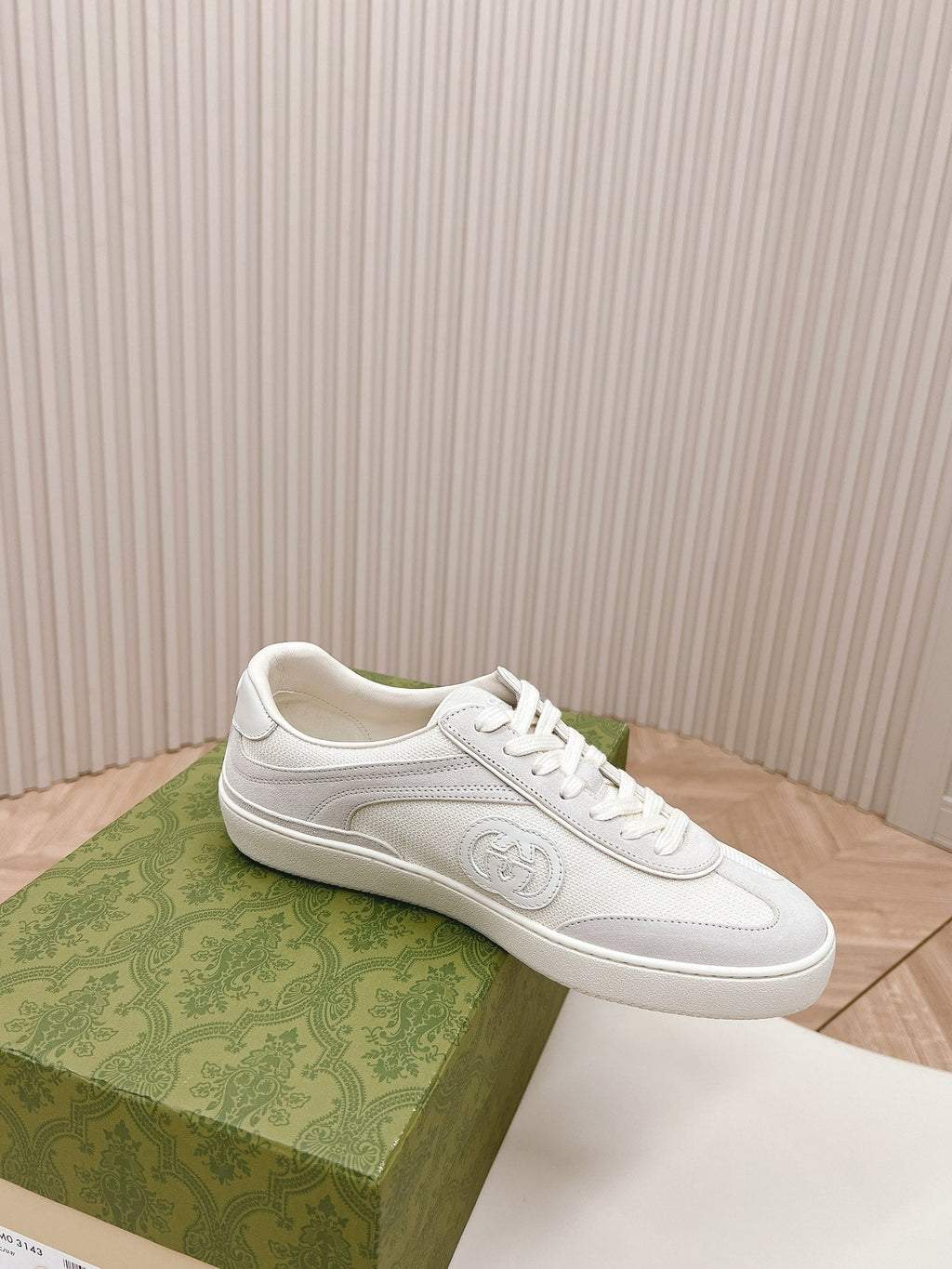 GUCCI SNEAKER WITH INTERLOCKING G IN WHITE SUEDE AND MESH