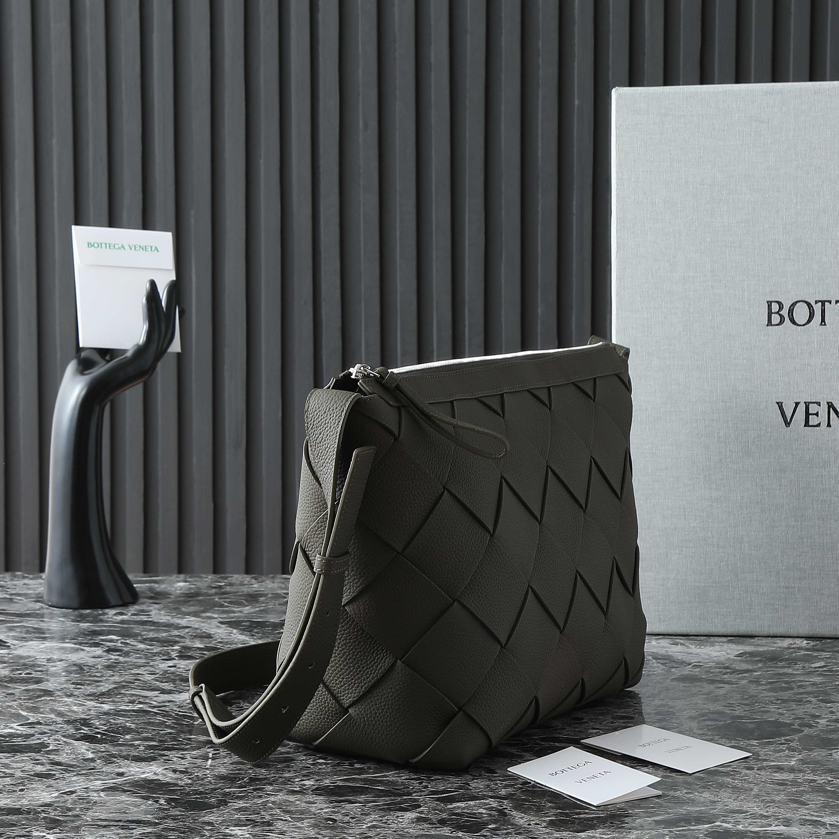 BOTTEGA VENETA 25S DIAGO HOBO 39 IN VERY DEEP OLIVE CALFSKIN