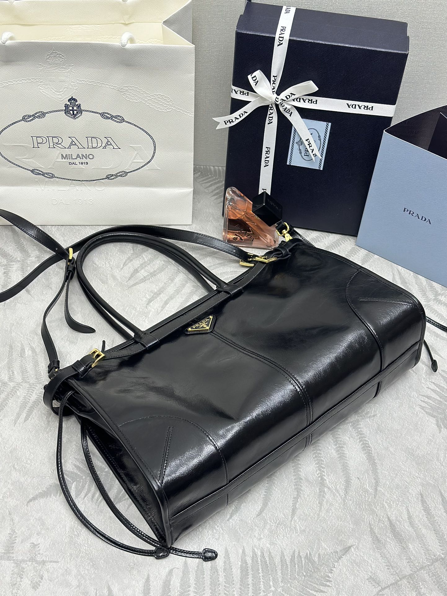 PRADA 25S BONNIE LARGE HANDBAG 38 IN BLACK GLOSSY CALFSKIN GOLD HARDWARE