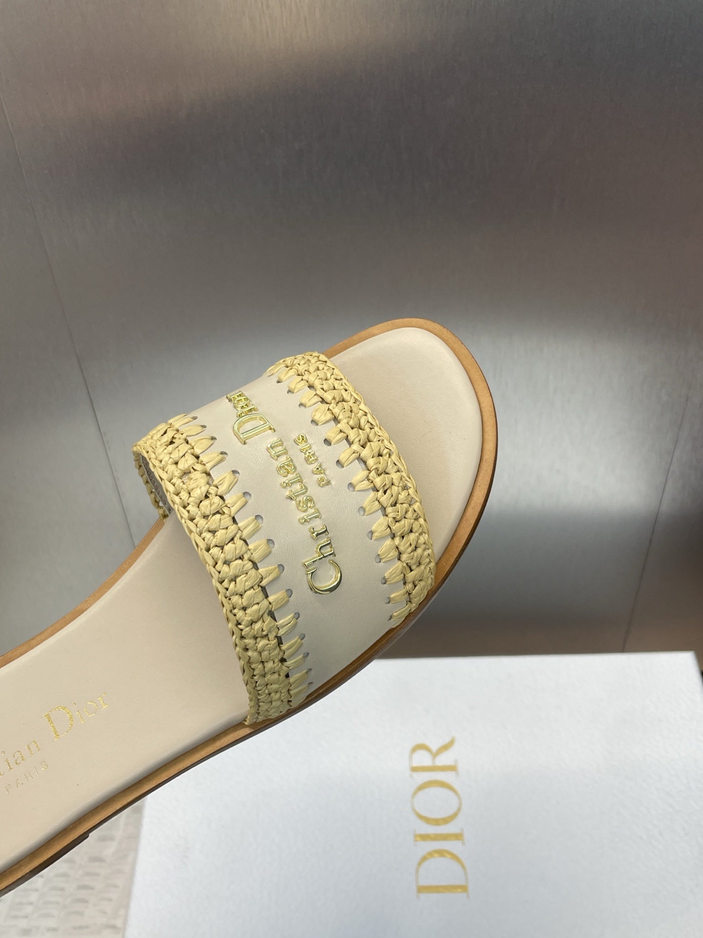 DIOR 25S D-LANE SLIDE LIGHT BEIGE CALFSKIN AND YELLOW BRAIDED RAFFIA