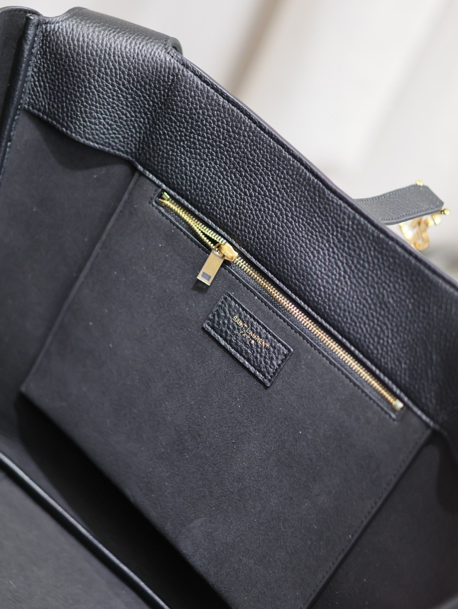 LE 5 À 7 BEA TOTE BAG 50 IN BLACK LAMBSKIN GOLD LOGO