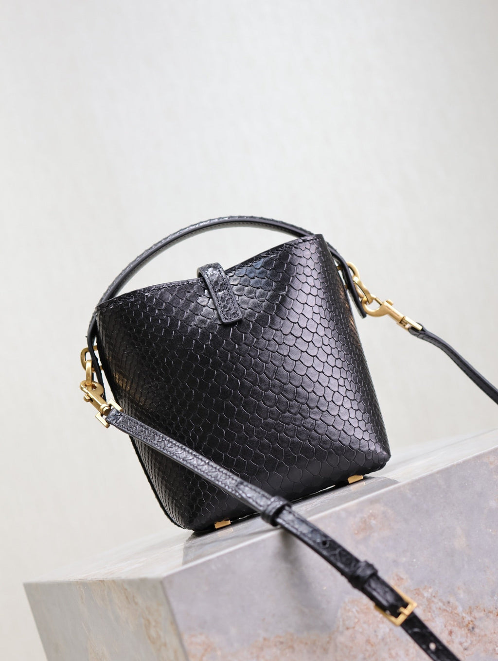 YSL 25S LE 37 BUCKET 15 IN BLACK SNAKE EMBOSSED CALFSKIN GOLD HARDWARE