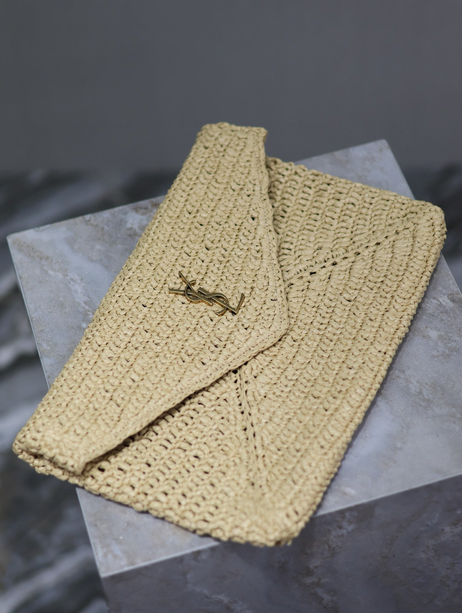 YSL 25S CASSANDRE LARGE ENVELOPE POUCH 29 IN NATURAL RAFFIA GOLD HARDWRE